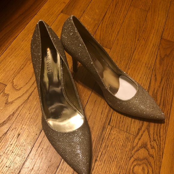 ‼️Sold‼️ Nine West Gold Heels - Picture 2 of 4
